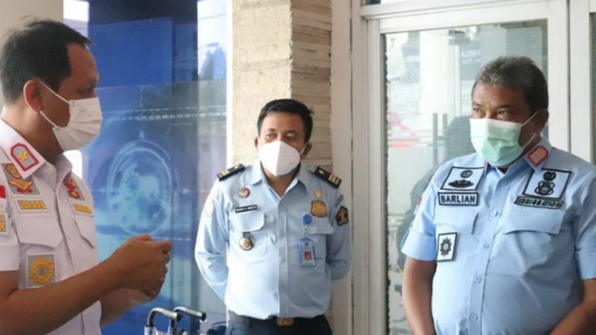 3 WNA、カラワン移民を逮捕、衣料品事業のためにインドネシアに来ると主張