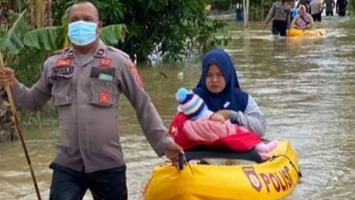 L’évacuation Des Victimes Des Inondations à Kalsel Donne La Priorité Aux Femmes Enceintes, Aux Personnes âgées Aux Enfants 