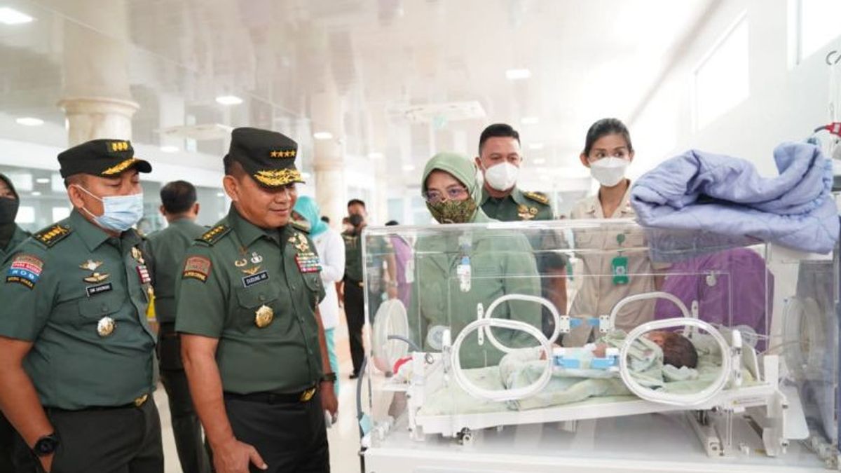 Army Chief Of Staff Visits Premature Twin Babies Of Indonesian Army Soldiers, Praka Hari Praises General Dudung's Leadership