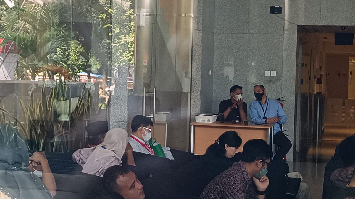 'Kalung Merah' untuk Kepala KPP Madya Jaktim Wahono Saputro Saat Tiba di KPK, Penyelidikan Rafael Alun?