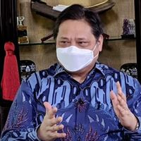 Airlangga Bagi-Bagi Beras 20 Kg untuk Warga yang Isolasi Mandiri selama PPKM