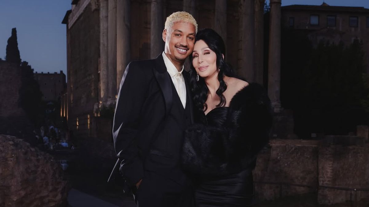 Jarak 40 Tahun, Cher Disebut Nikahi Pacar Sebelum Ulang Tahun ke-80