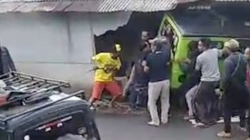 ブカシ居住者が運転するグリーンオフロードカーがパンクの家を襲う