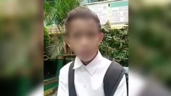 A 5th Grade Elementary School Boy In Pulogebang Escapes From The Pursuit Of A Large Body