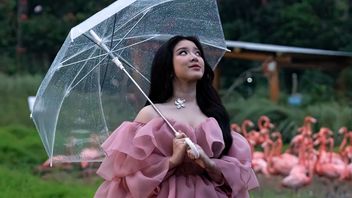 Tiara Andini在MV Cinta Seperti Aku中迷住了新加坡的美丽