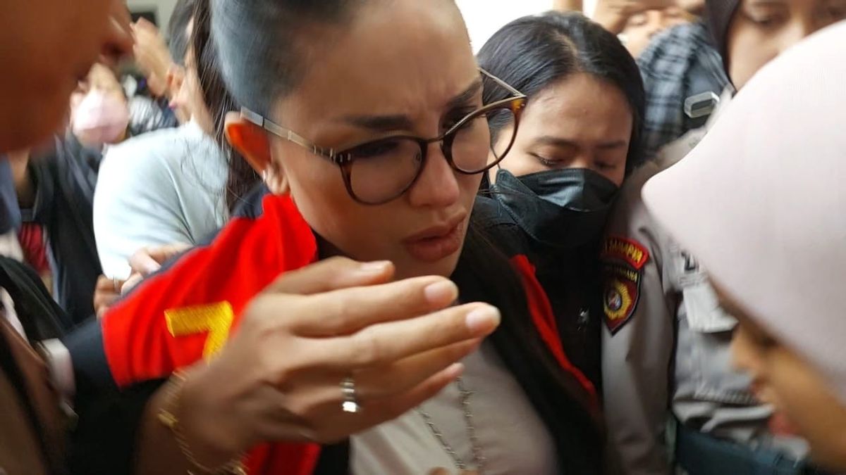 Nikita a un câlint chaud et a pleuré quand son fils était présent au procès