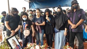 VIDEO: Tangis Keluarga Pecah di Pemakaman Rony Dozer