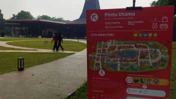 Libur Natal, Puluhan Ribu Pengunjung Padati Kawasan Wisata TMII Menjelang Senja