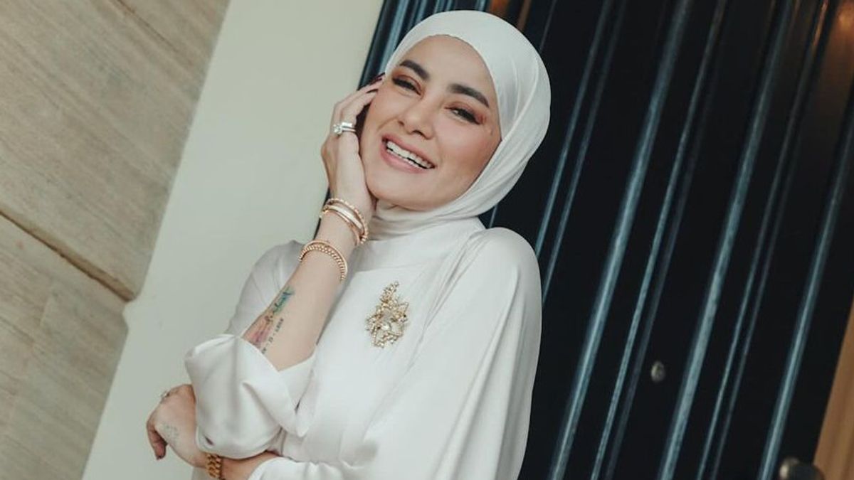 Elegant Uses A White Kaftan During Eid, Take A Peek At 7 Portraits Of Olla Ramlan