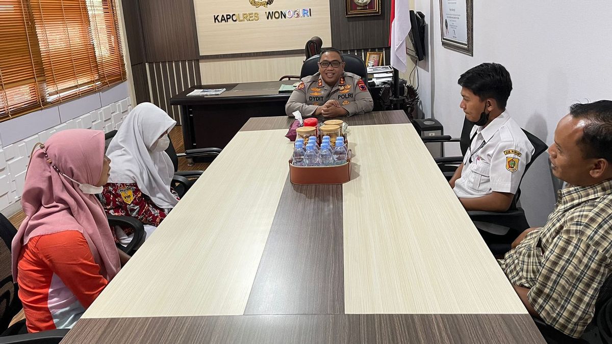 Debt Collectors Beaten By A 14-Year-Old Girl Ends In Peace, Wonogiri Police Chief Pays For The Victim's Treatment Expenses Of IDR 2 Million