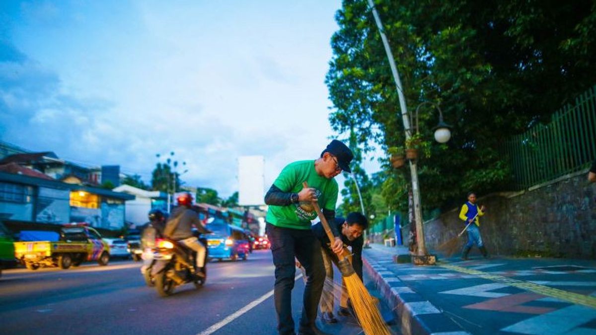 Achieve Adipura, Bogor City Government Deploy ASN To Help Cleaning Officers Sweep The Road