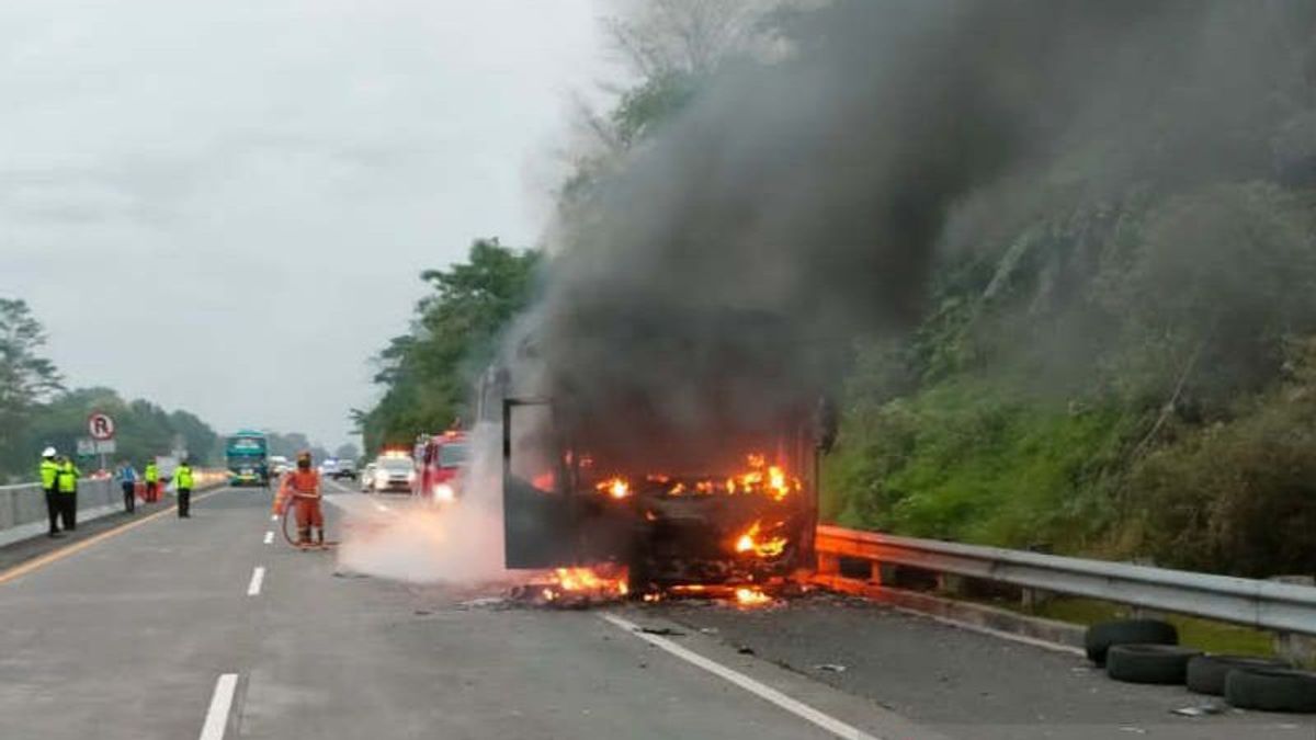 ウイルスアルムバロック観光バスはパンダンタン有料道路で火災をキャッチし、警察は48人の乗客が安全であることを確認