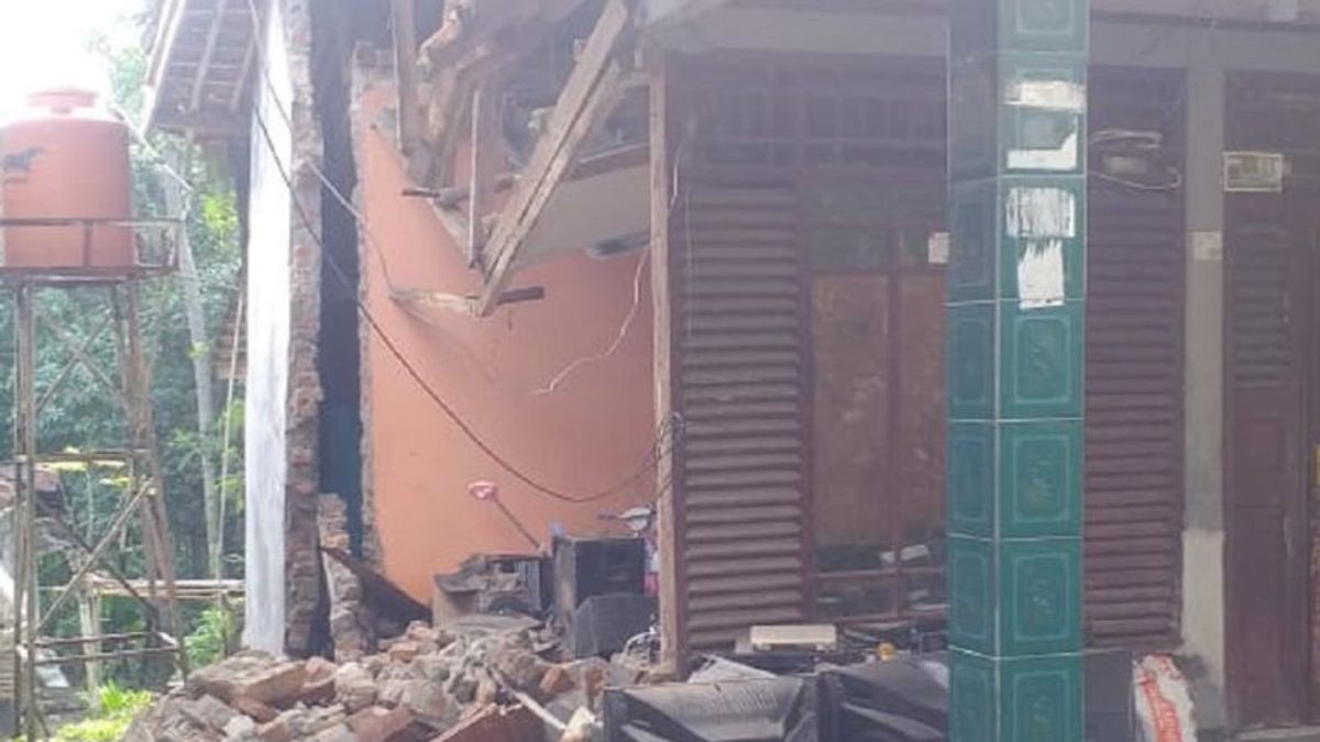 Fenomena Tanah Bergerak di Palabuhanratu Sukabumi, Rumah Warga Rusak