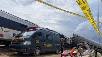 1 Victim Trapped In Turangga Vs Bandung Raya Train Collision Successfully Evacuated By Officers