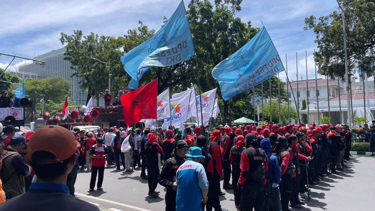 Demo At City Hall, Workers Demand Jakarta UMP 2026 IDR 6 Million