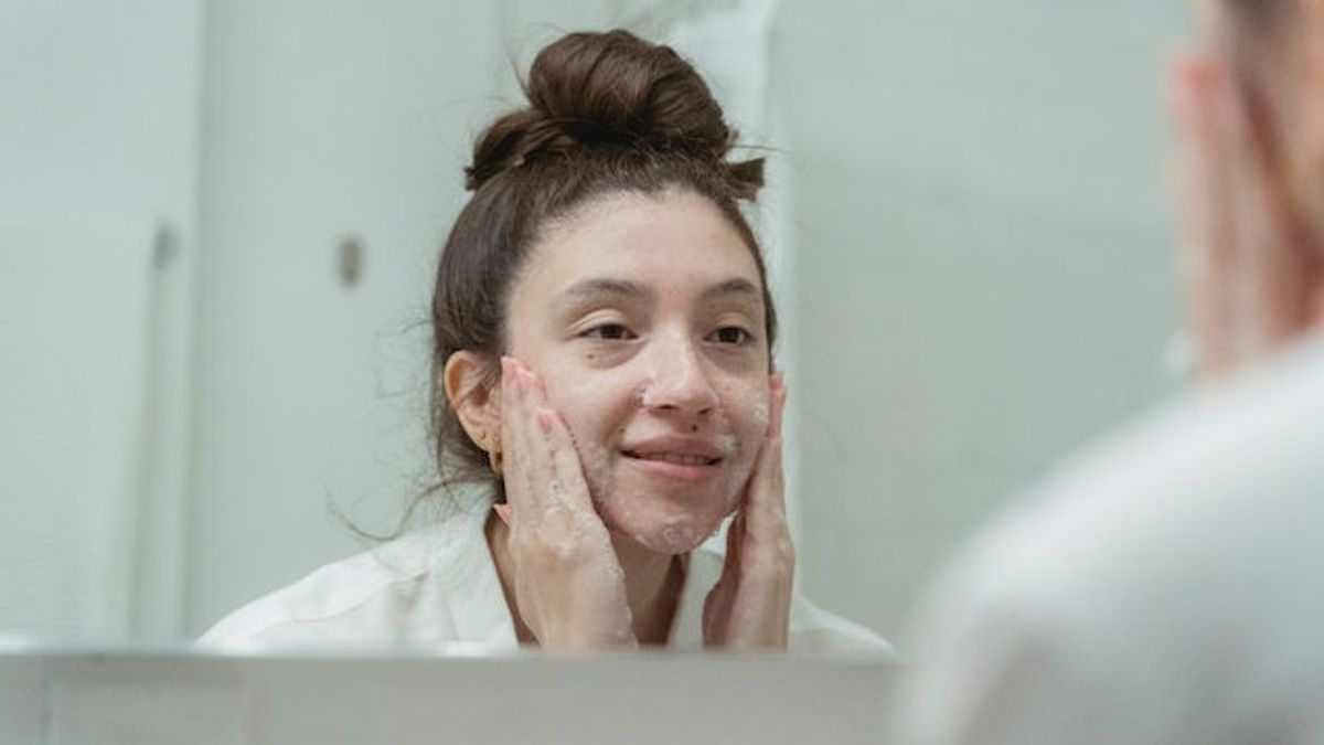 9 Cara Menggunakan Kandungan Kojic Acid pada Tahapan <i>Skincare</i> Harian