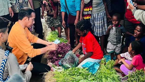 Jokowi Sapa Warga dan Cek Harga Bahan Pokok di Pasar Pharaa Sentani