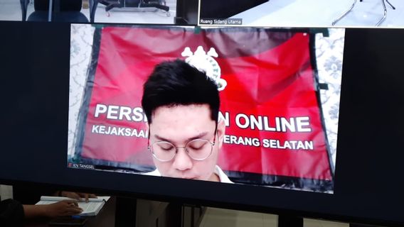 Indra Kenz在PN Tangerang举行的第二次审判，阅读被告例外的议程 