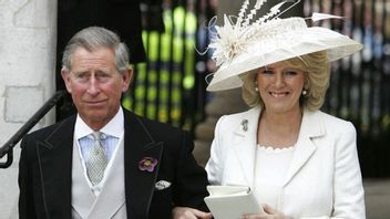 Tak Biasa Raja Charles dan Camilla: Potong Kue Pakai Pedang di Cornwall