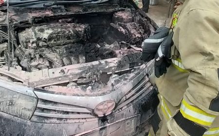 Toyota Altis Hitam Terbakar di Meruya Akibat Overhead Mesin