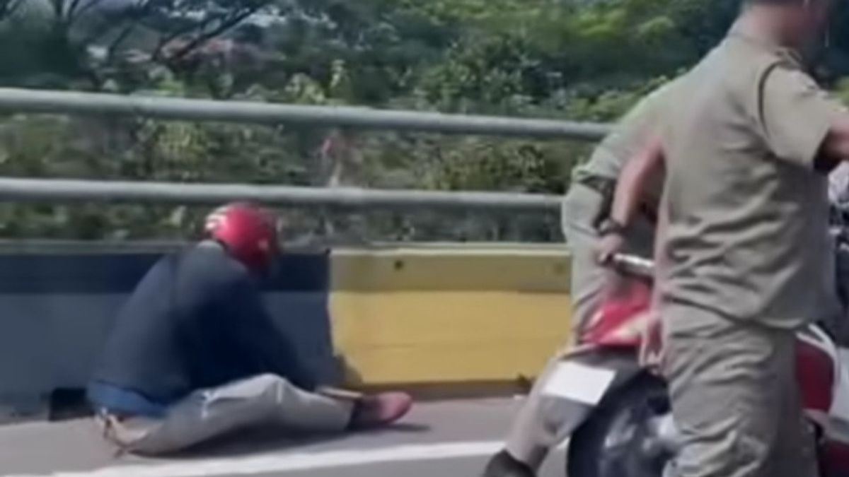 4 motocyclistes sont tombés lorsque PP Satpol Commandé le drapeau Parpol sur le Flyover Bambu Pondok