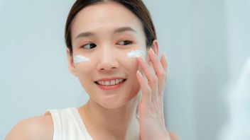 しっとりとしたままの肌の秘密、適切なタイミングで本質を適用する