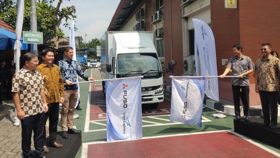 The First Electric Truck In Indonesia Fuso ECanter Officially Operates