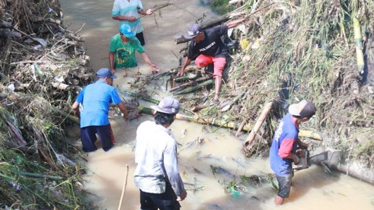 Mojokerto Regency Government Accelerates Fixing Embankd Embankments Hit By Floods