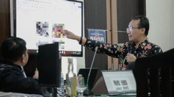 法医学者は、ブリガディル・ヌルハディの死の原因である傷を説明する