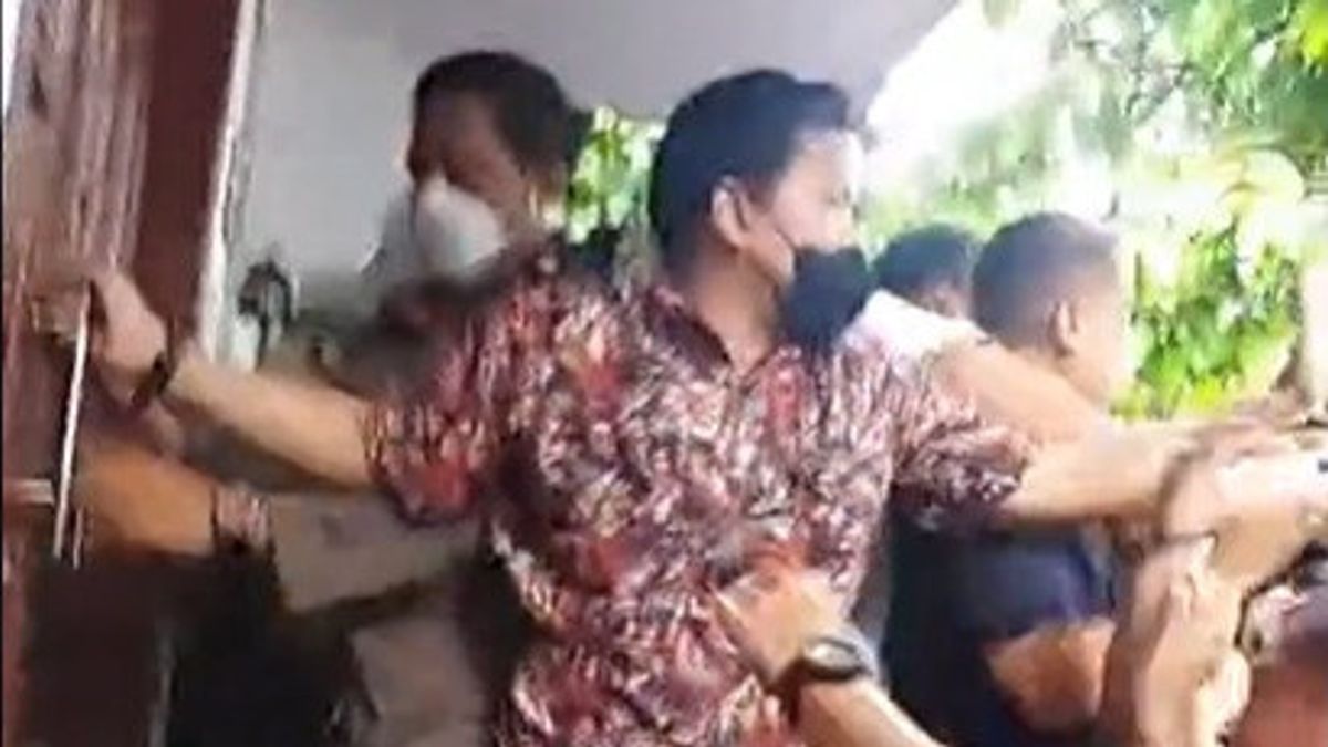 Kericuhan di Rumah Wanda Hamidah Mereda, Petugas Mulai Keluarkan Barang-barang dari Dalam Rumah
