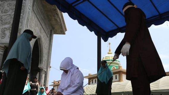 La loi sur le chandelier n’est plus dans la cour de la mosquée d’Aceh dans la mémoire d’aujourd’hui, 12 avril 2018