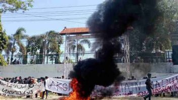 Pamekasan Students Destroy Campus Facilities During Demonstration Demand UKT Cuts Become Suspects