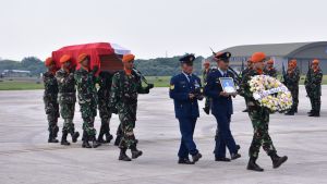 Penerjun Payung Gugur Saat Lakukan Gladi Kotor HUT ke-77 TNI AU di Lanud Halim