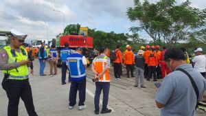 Sebagian Kendaraan yang Terlibat Kecelakaan Tol Semarang-Solo Sedang Parkir di Pinggir Jalan