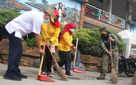 Jelang Natal, Satpol PP Bersihkan 31 Gereja di Jakarta Utara