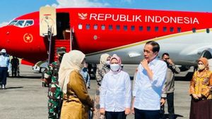 Ditemani Ibu Iriana, Presiden Jokowi Terbang ke Jawa Timur Bagi-bagi Bantuan Sosial