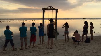 Luhut Imbau Buka Daerah Wisata selain Bali dan Banyuwangi, Pengamat: Jangan Gegabah