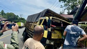 Because Of A Brake Car Suddenly, A Truck Loaded With Coal Collision With An Electric Pole Until It Collapsed