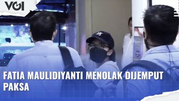 视频：拒绝被警察接走，KontraS协调员Fatia Maulidiyanti抵达地铁Jaya警察局