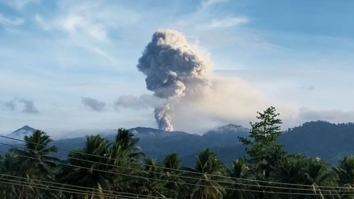 Le mont Dukono à Malut a éruption 76 fois en 1 jour