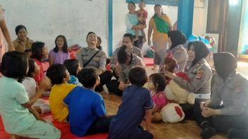 <i>Trauma Healing</i> Korban Longsor Bogor, Polwan Ajak Anak-Anak Bernyanyi dan Bermain