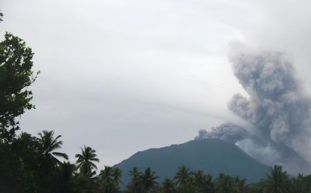 Gunung Ibu di Halmahera Erupsi, Lontarkan Abu Vulkanik Setinggi 800 Meter