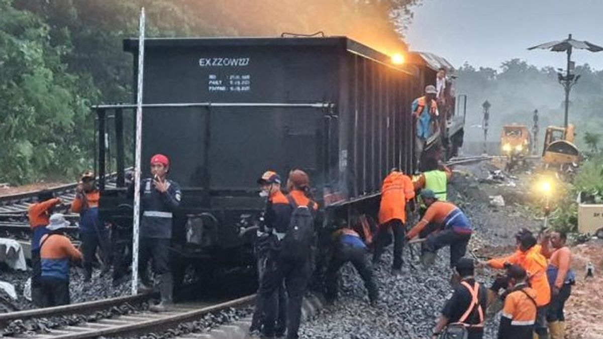 Accompanied By Rain, Officers Repair Train Rails That Collapse On OKU