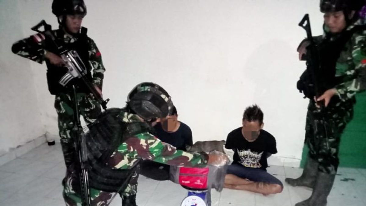 国境ルートを介した7.1kgのサブの密輸に関与した2人のインドネシア市民、パムタスヨニフ645によって首尾よく阻止された 
