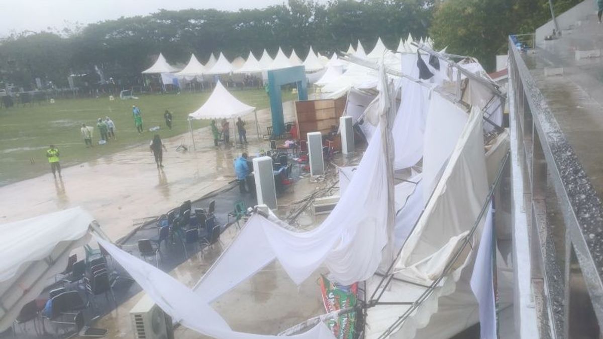 Hurricane Rain Hit Tents, TV And Fans At The Banda Aceh National Hope Stadium, Running Athletes Scattered