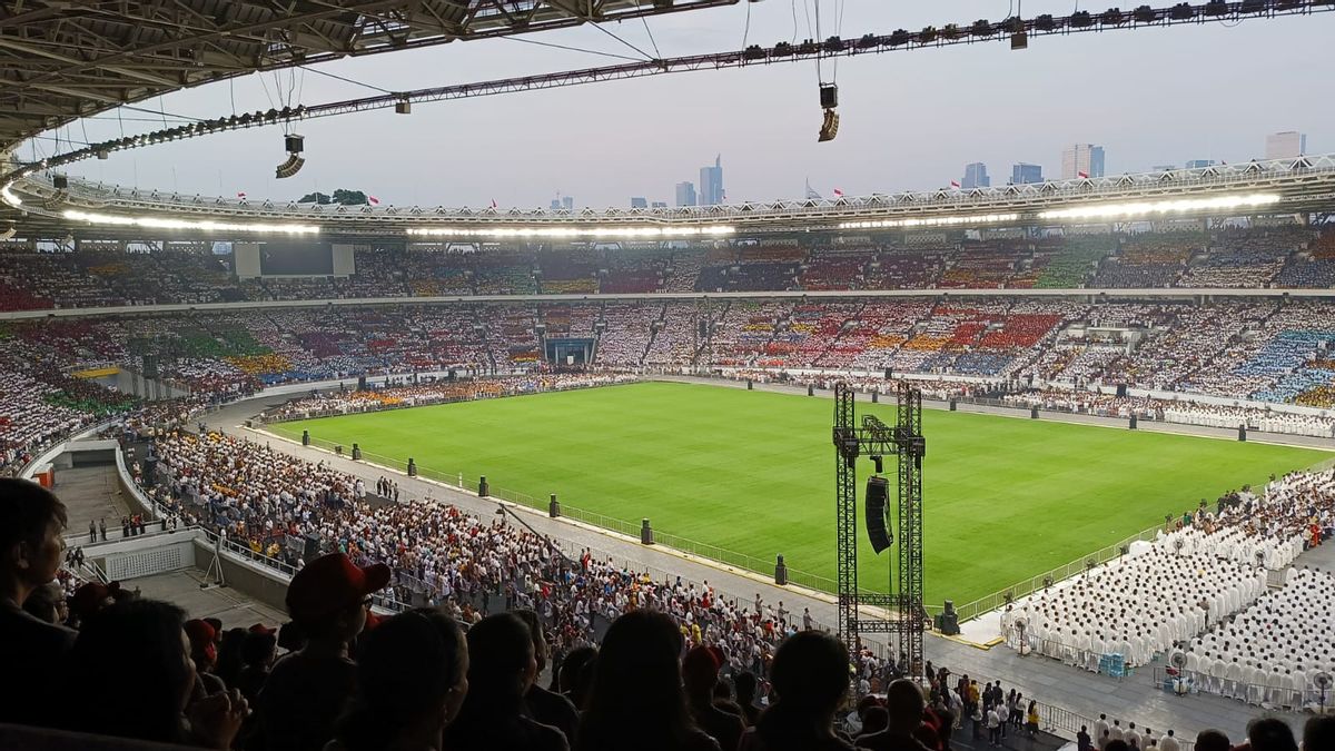 عشرات الآلاف من المصلين لحضور قداس البابا فرنسيس المقدس في GBK ، عشب الملعب الدائم الذي لم يتم قطعه