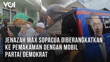 VIDEO: Mobil Ambulans Partai Demokrat Antar Jenazah Max Sopacua ke Makam