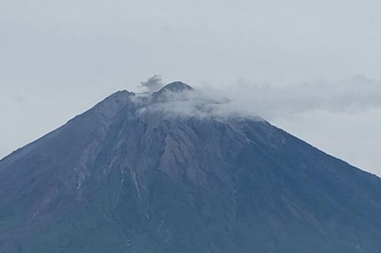 スメルアラミ山 159 噴火 木曜日を通して、そして金曜日まで続いている