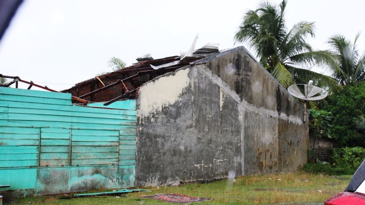 Hujan Angin Kencang, 3 Rumah dan 1 Sekolah di Meulaboh Aceh Barat Rusak Berat