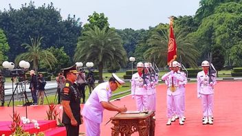 安迪卡·佩尔卡萨正式将印尼武装部队指挥官的职位移交给尤多·马尔戈诺
